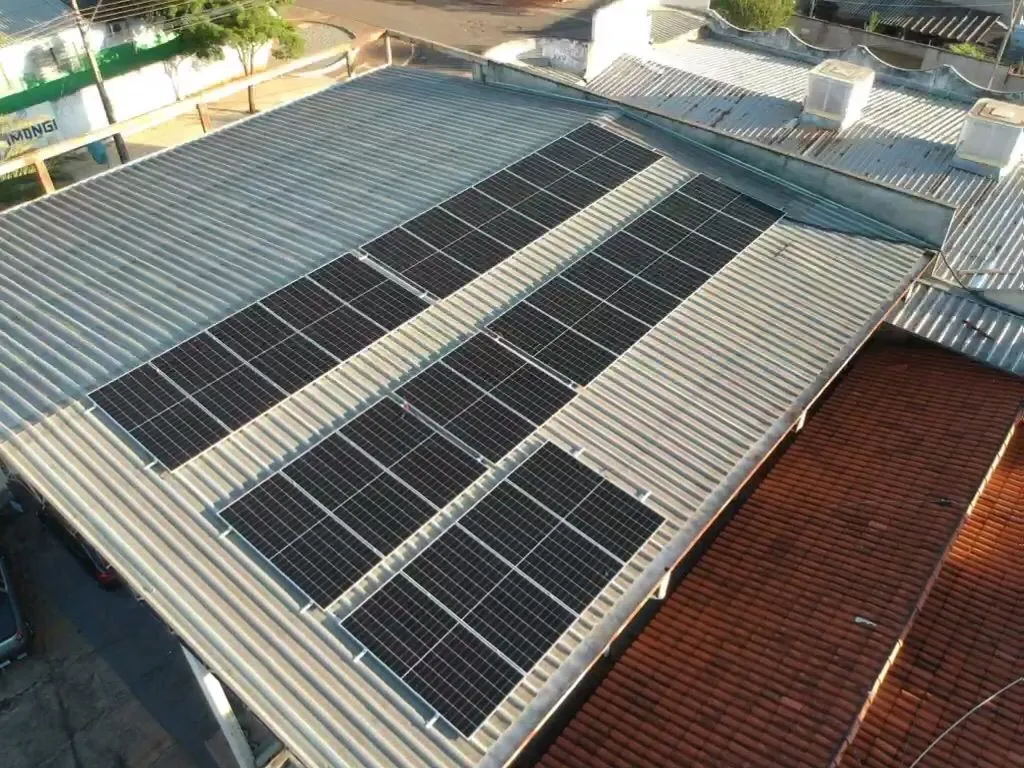 Módulos fotovoltaicos em cobertura metálica de estabelecimento comercial