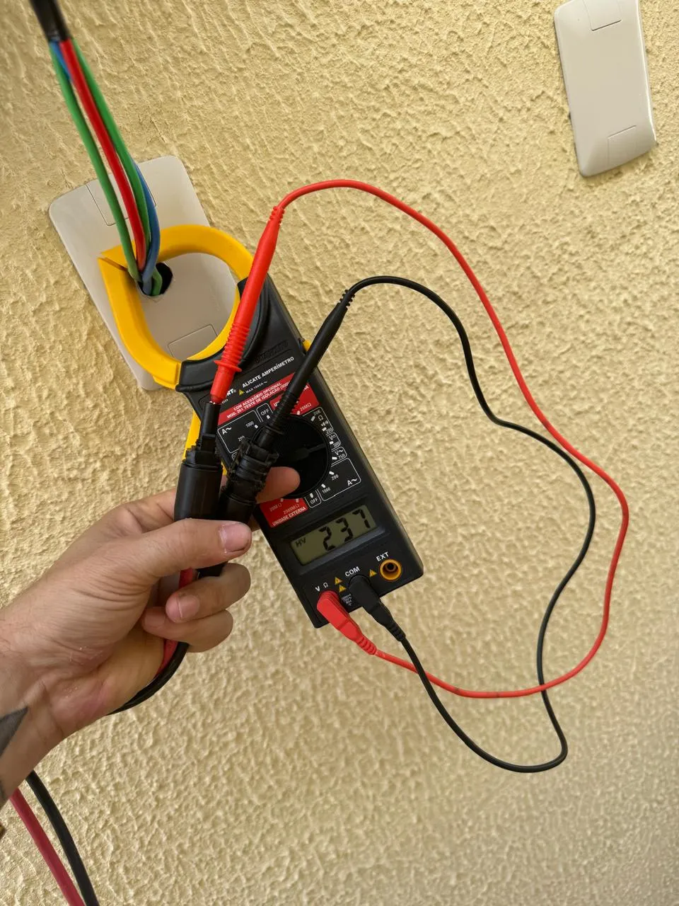 Medição de corrente com alicate amperímetro durante o comissionamento