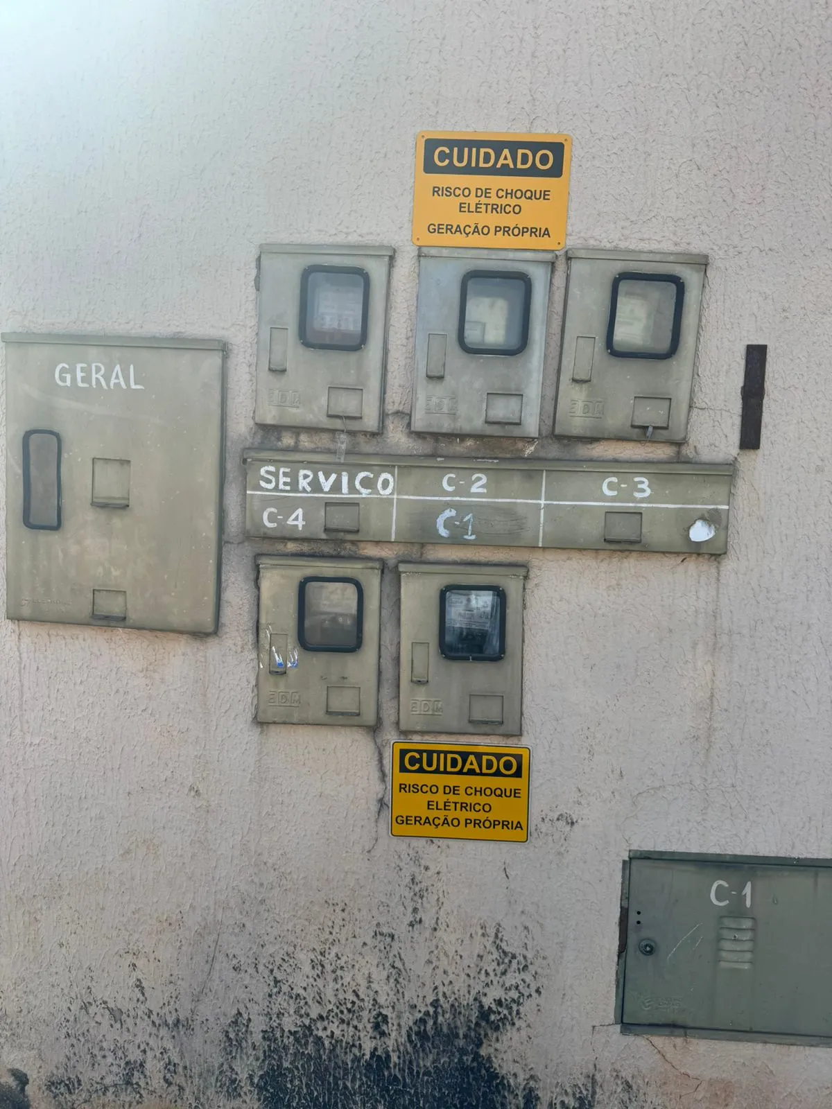 Caixa de medição e padrão de entrada com sinalização de segurança