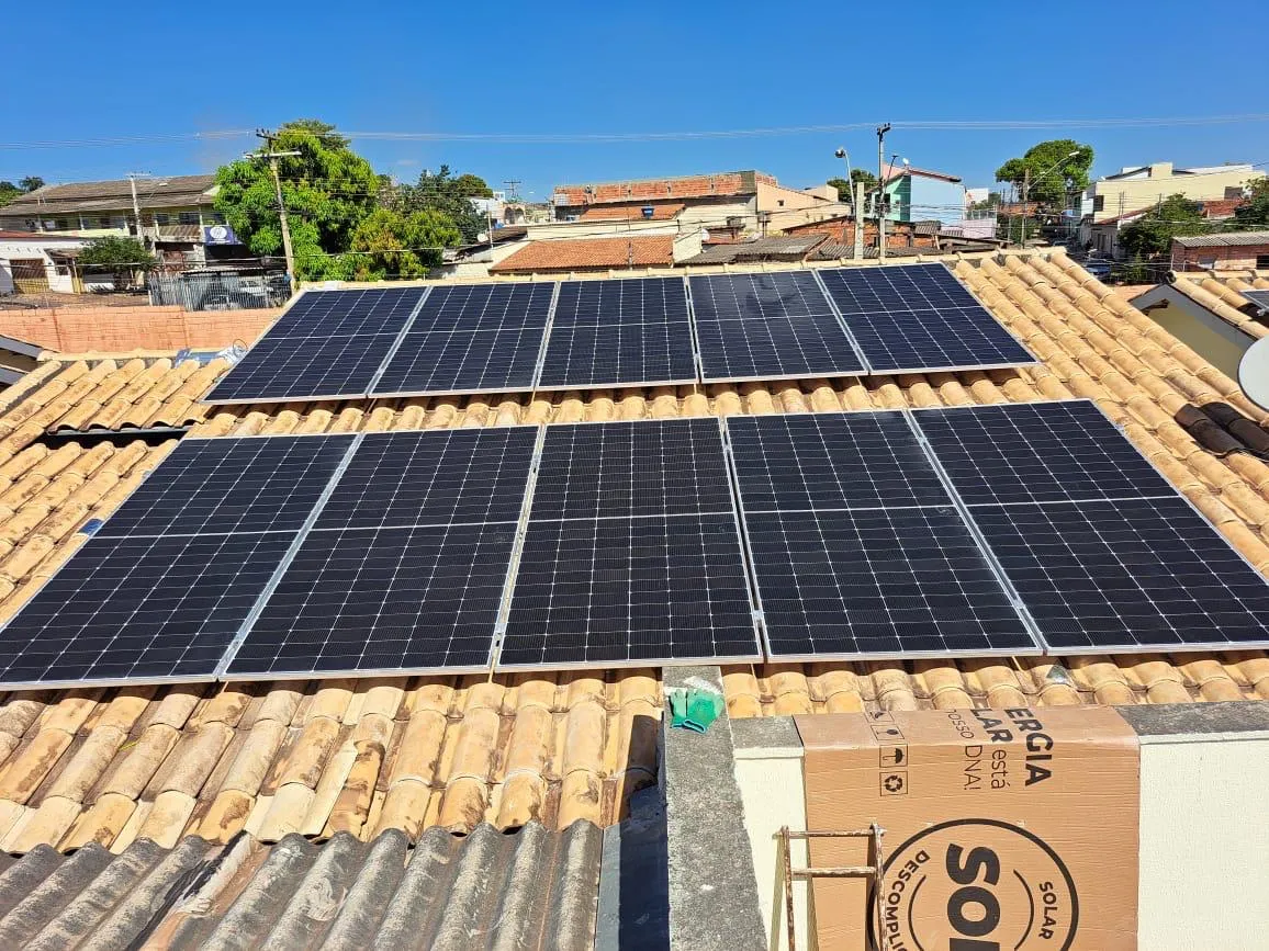 Módulos fotovoltaicos instalados em telhado de telha cerâmica