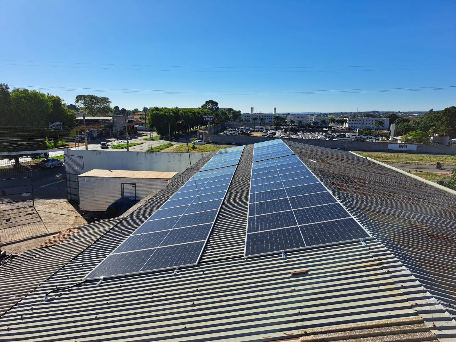 Usina de 23,4 kWp em telhado metálico de galpão comercial, vista ampla