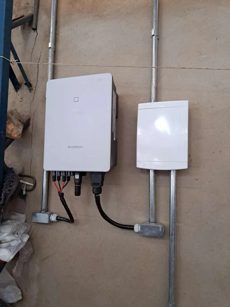 Inversor Sungrow de 20 kW instalado em parede com eletroduto aparente