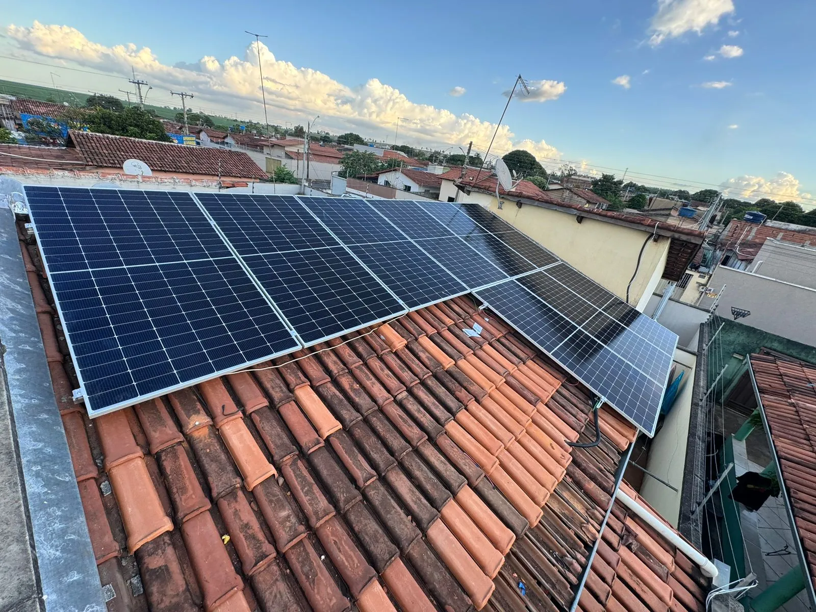 Usina de 5,13 kWp instalada sobre telhado de telha cerâmica residencial