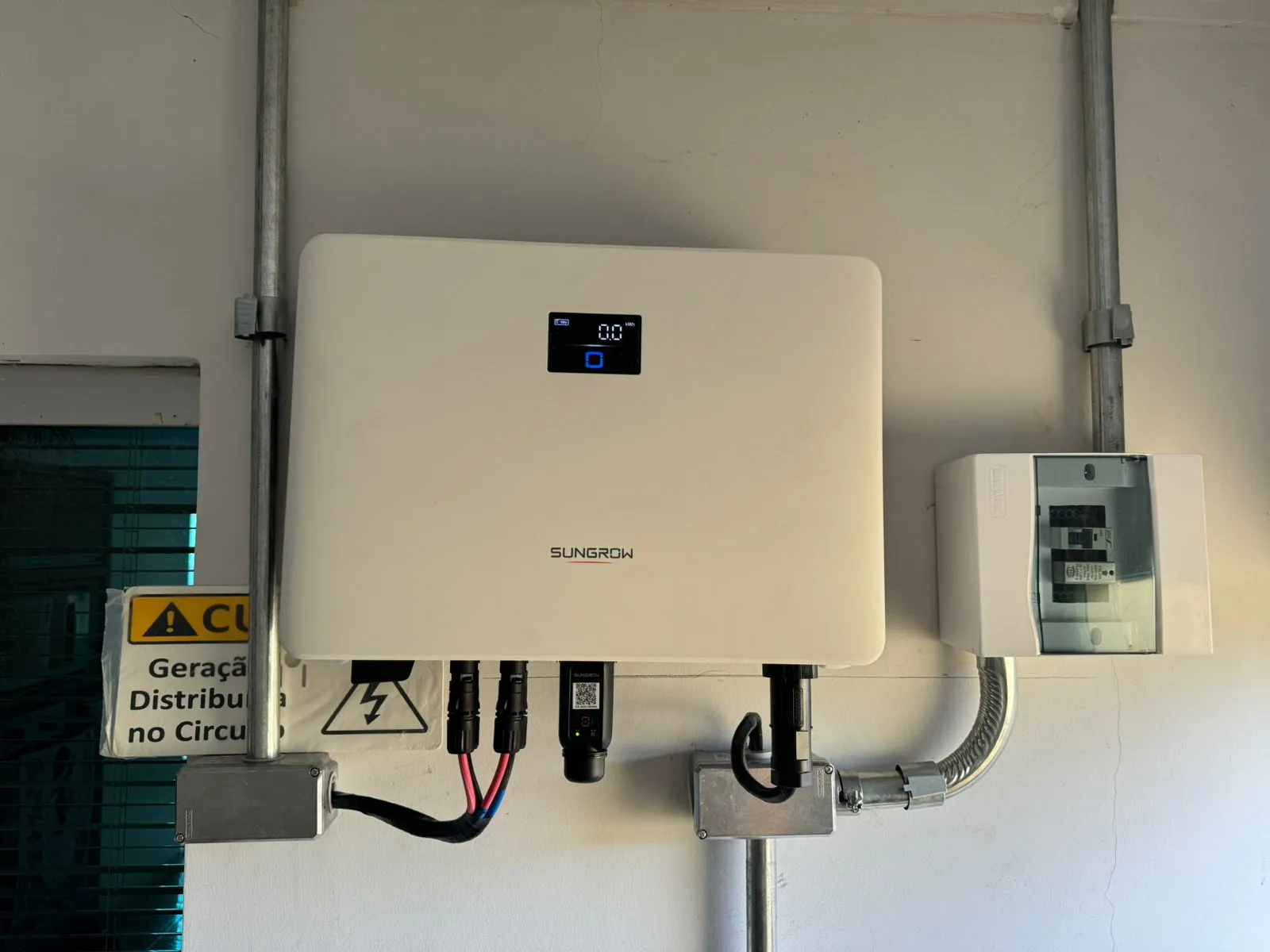 Inversor Sungrow instalado com quadro de proteção e eletroduto