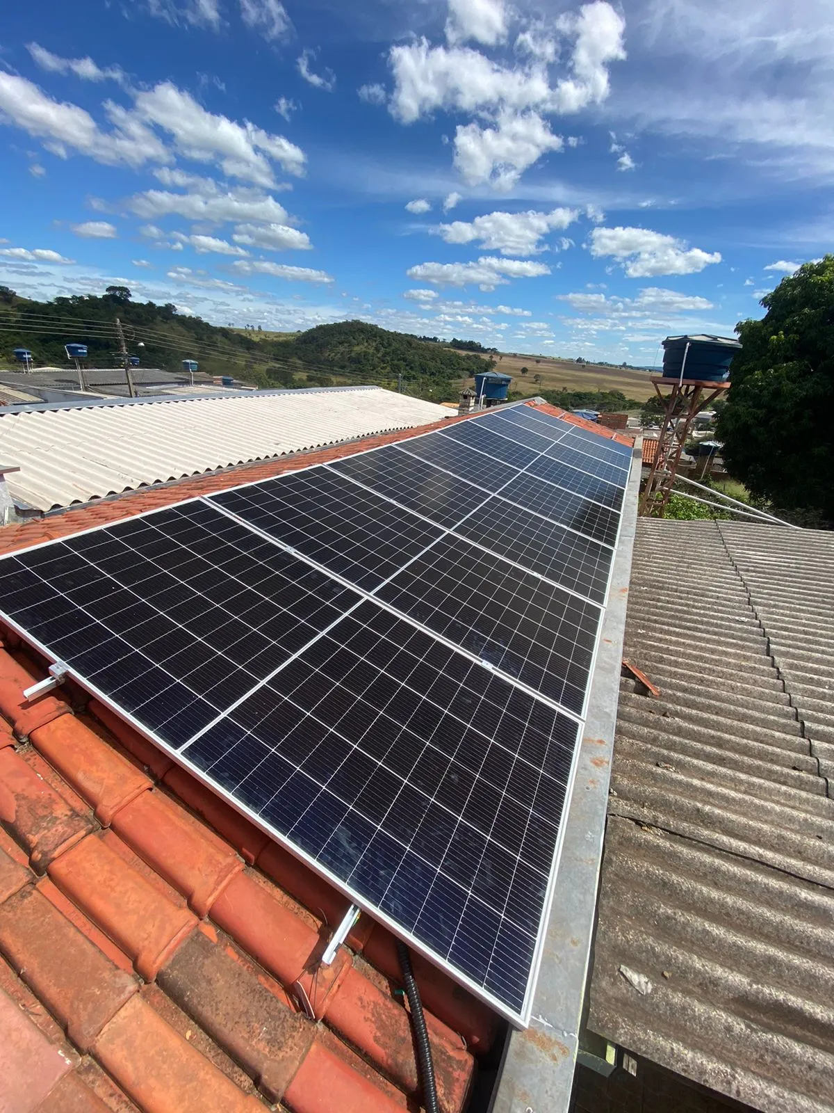 Usina de 4,6 kWp em telhado residencial de telha cerâmica