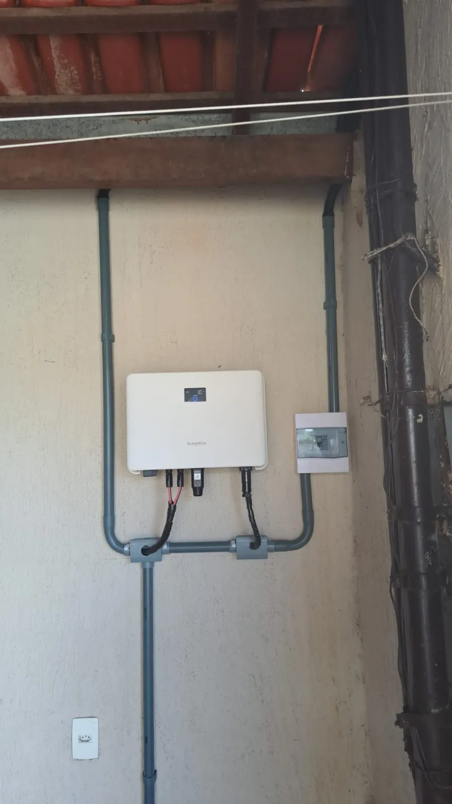 Inversor Sungrow de 5 kW instalado em área externa