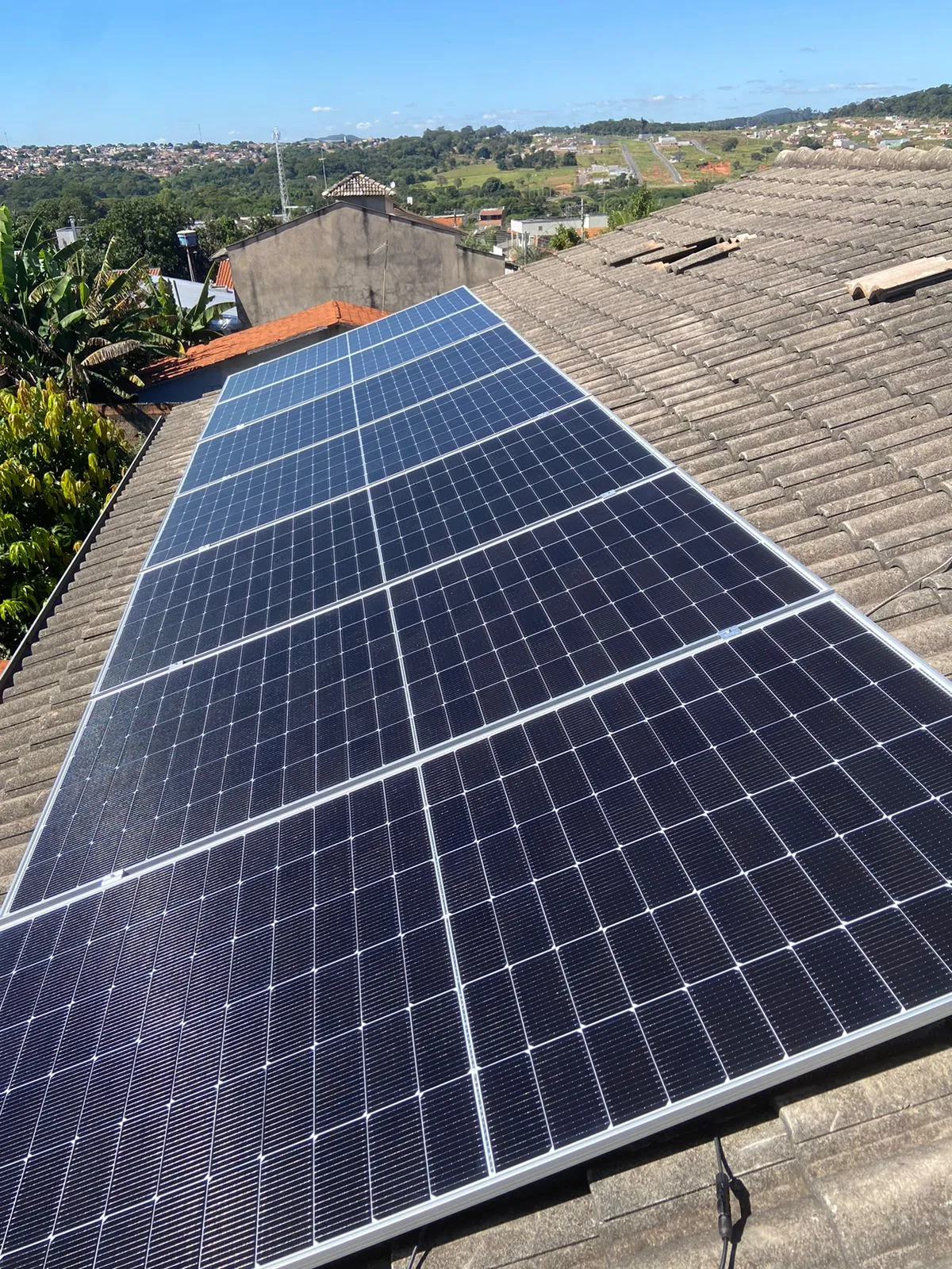 Usina de 4,1 kWp instalada sobre telhado residencial de telha de concreto