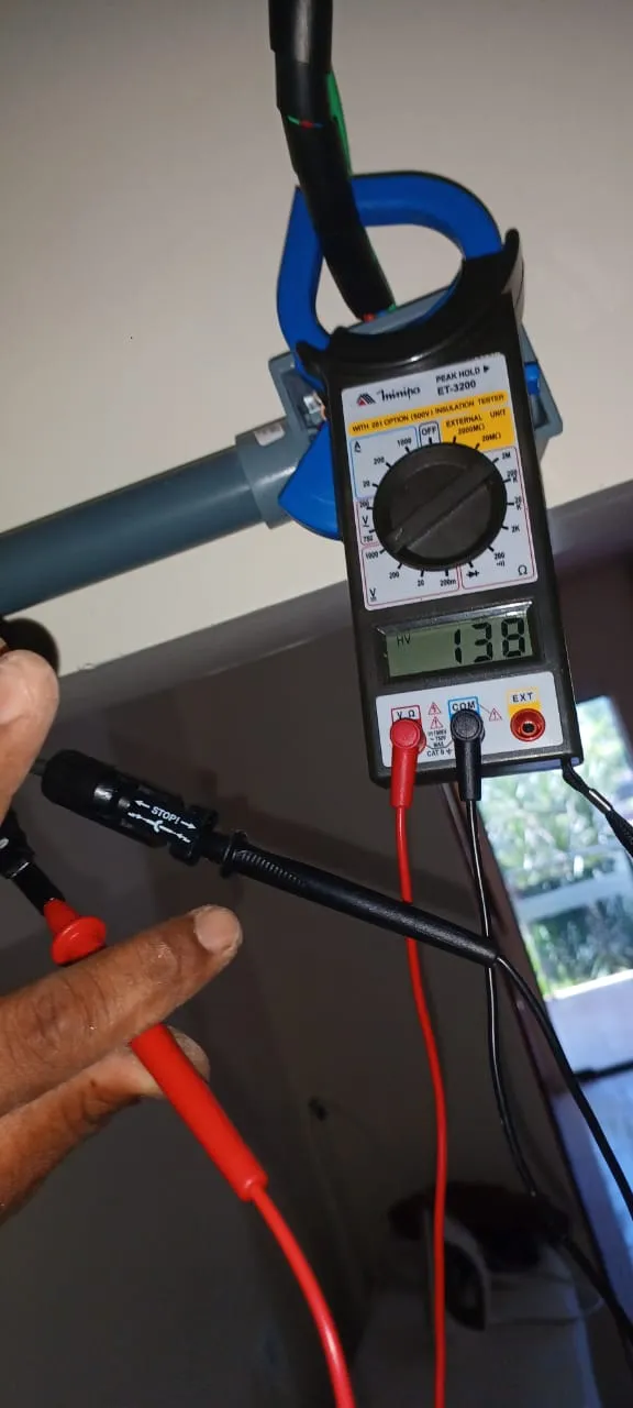 Medição de corrente com alicate amperímetro durante a manutenção